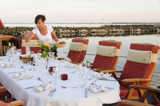 Disfrute de una encantadora cena al fresco en el solarium del "Athos" mientras disfruta del paisaje y de la mejor gastronomía francesa... CRUCEROS FLUVIALES CANALES DE FRANCIA CANAL DU MIDI ATHOS DESCUENTOS OFERTAS CRUCEROS EN FAMILIA CRUCEROS EN GRUPO ALQUILER CHARTER DE CRUCEROS BARCOS PRIVADOS CRUCEROS SUR DE FRANCIA